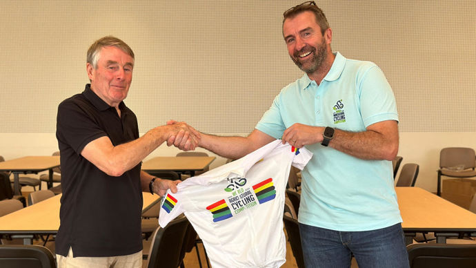 Un moment fort : la remise, la veille des courses, du maillot de champion du monde du Wacc à l'ancien champion cycliste néerlandais Hennie Kuiper par Christophe Richardot, vice-président du Wacc et DG d'Alliance BFC et de Dijon céréales.