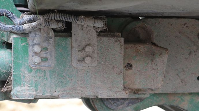 Quatre verrous mécaniques sont présents sur le système d'attache, ils servent à lier la masse au tracteur.