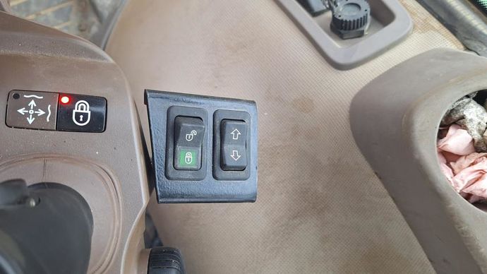 Le bloc d'interrupteurs est installé juste à côté de l'accoudoir gauche du tracteur.