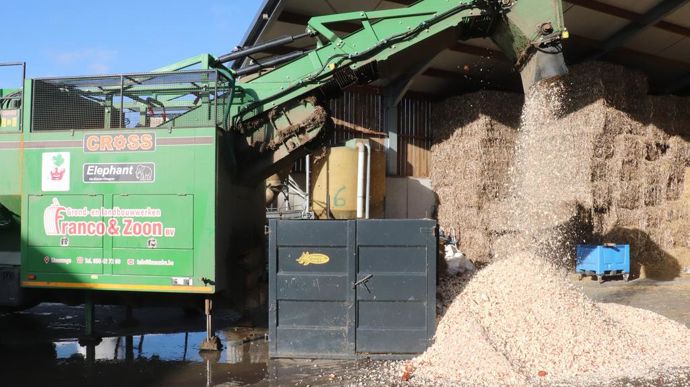 Un caisson récupère les déchets pendant que les betteraves passent au-dessus pour finir dans le broyeur.
