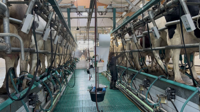 La salle de traite 2*14 est mise en route trois fois par jour ; à 5h, 14h et 21h.