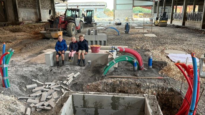 De mars à septembre 2024, pendant les travaux, les vaches revenaient au bâtiment uniquement pour la traite.