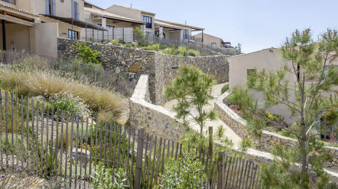Photo 18 - Catégorie entreprises, logement et immobilier, Victoire d’or pour les Jardins du Capitoul, à Narbonne (11). Un paysagiste anglais a travaillé avec les pépinières Filippi, à Mèze (34) pour définir une palette végétale surprenante sur un éperon rocheux très peu arrosé ces derniers temps.
