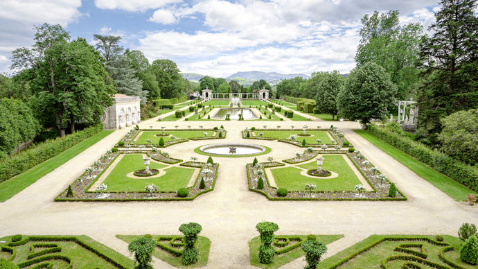 L'architecte de renom Joseph-Albert Tournaire réalise un jardin à la française inspiré de celui de Versailles.