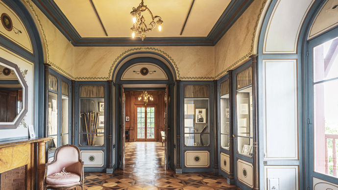 Rostand pense sa maison à la manière d’un décor de théâtre.