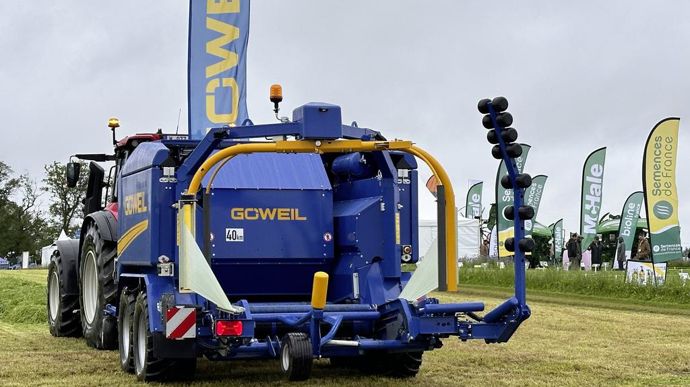 Göweil présente un équipement supplémentaire pour le combiné presse-enrubanneuse G-1 F125 Kombi afin de pouvoir déposer les balles en toute sécurité dans les pentes. Le stoppeur de balles sert à poser la balle sur le côté plat en toute sécurité dans les pentes. La balle mise en place avec le stoppeur de balles est amortie en douceur par le bras d’arrêt. Lorsque la balle est stable, le bras d’arrêt pivote à nouveau vers le haut. Les rouleaux de guidage protègent le film des dommages.