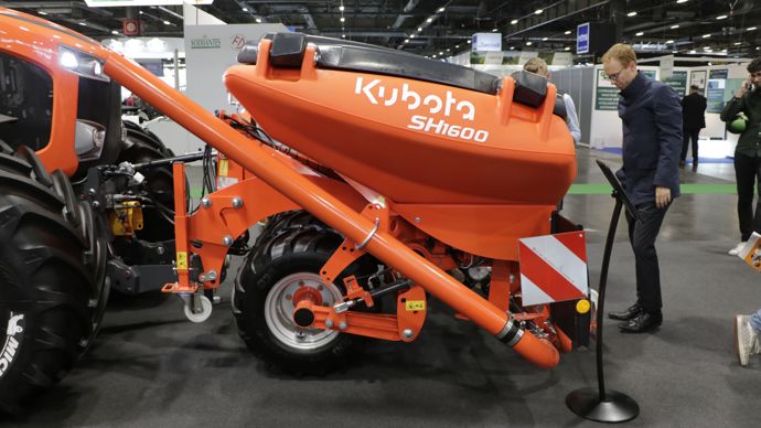  - Kubota profite du Sima pour dévoiler la trémie frontale SH. Il s’agit de la version orange de la F-drill de Kverneland. Elle est équipée de portes papillon et d’un doseur électrique à la capacité de 58 kg/min. Elle est munie d’un tasse-avant avec pneus basse-pression et existe en deux volumes : 1 600 et 2 200 l. Des  versions compartimentées sont attendues l’année prochaine.