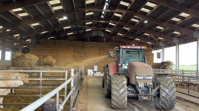 La goulotte permet d'orienter le flux de paille pour atteindre l'intégralité de la case.