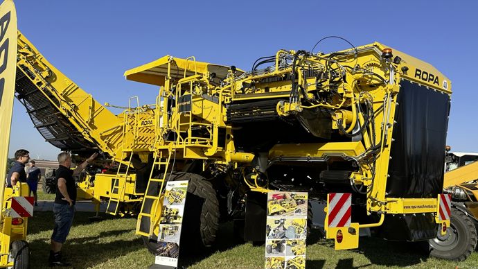 Le constructeur allemand Ropa fait évoluer sa gamme d’arracheuses de pommes de terre avec l’arrivée de la Keiler 2 DoubleSelect. L’objectif de cette innovation est d’augmenter la capacité de séparation des mottes et des cailloux. À cet effet, l’arracheuse reçoit un séparateur supplémentaire UFK à trois rangées de doigts sur le tapis à tétines n° 2. L’ensemble est associé à un canal de déchets et une plate-forme de triage sur le flanc gauche de la machine le long du tapis n° 3.