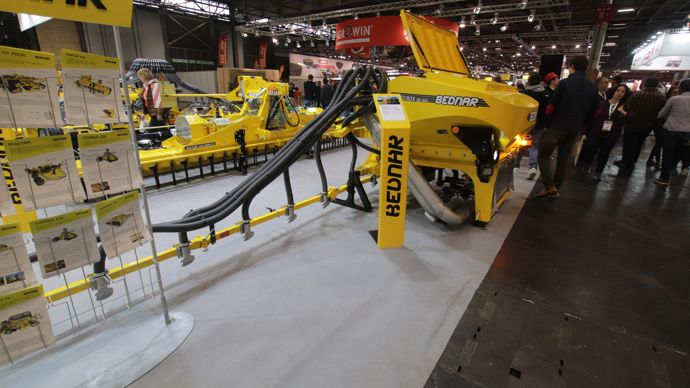  - Le tchèque exposait également la SeedBox SB, une trémie frontale de 1 600 l de capacité. Elle peut être équipée d’une rampe de semis à la volée, positionnée entre le tracteur et la trémie. Ces rampes reçoivent deux têtes de répartition, pour réaliser une coupure droite/gauche.