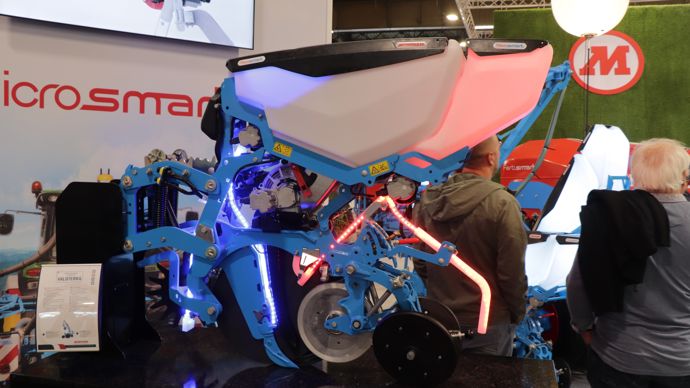  - Monosem exposait une maquette de son système de microgranulateur monté sur le Valoterra. Baptisée MicoSmart, il comprend deux trémies. La première est placée derrière la trémie principale, alors qu’une seconde prend place dans la trémie principale. Dans les deux cas, deux points de chute (au choix) sont possibles pour les produits.