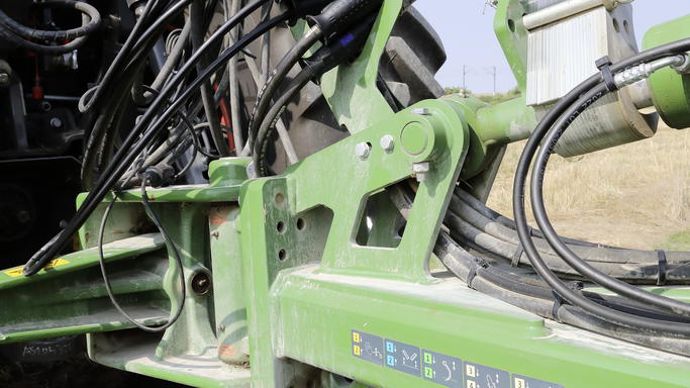Avec tous ses réglages hydrauliques, le Cobra nécessite quatre distributeurs. Tous les flexibles et les branchements du freinage pneumatique sont proprement rangés.