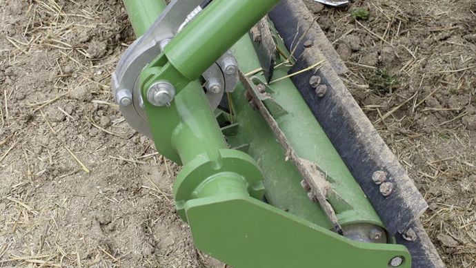 Le rouleau hacheur est efficace lorsque la paille ou les couverts sont bien secs. Son agressivité se règle hydrauliquement.