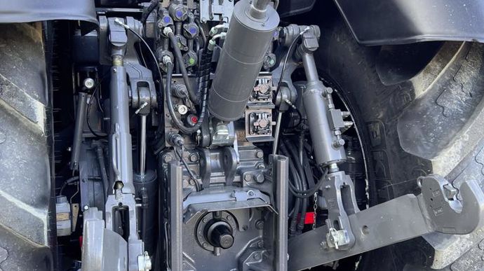 Du côté hydraulique, Valtra propose un relevage qui atteint 12 tonnes à l’arrière et deux solutions de pompes, dont une combinaison 2 x 200 l/min.