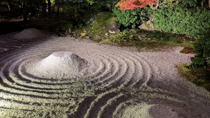 Dans les jardins secs japonais, le râteau permet de façonner des paysages miniatures, symbolisant le flux et le mouvement de la nature.