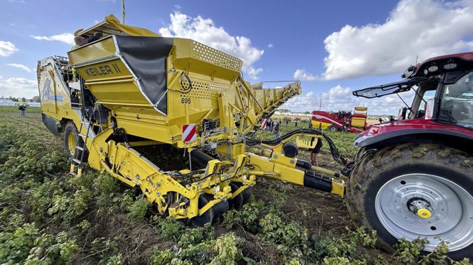 Ropa était présent avec la version RK 22 de la Keiler II, présentée lors d’Agrictehnica. Elle adopte une hydraulique revue ou encore une trémie non-stop de 7,5 t de capacité.