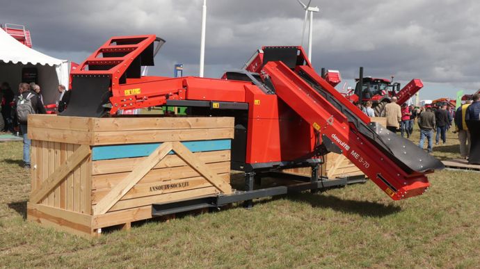 Le constructeur belge présentait également son nouveau remplisseur de palox MB 34, remplaçant du MB 33. Il peut recevoir des longueurs de caisses allant de 120 à 260 cm.