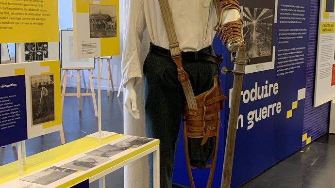 Des prothèses se développent pour faciliter la réinsertion professionnelle des 300 000 mutilés de la Première Guerre mondiale.