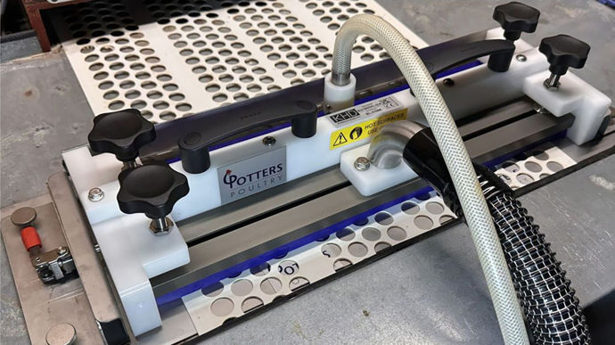 Avisteam est un appareil portable à vapeur sèche pour le nettoyage des bandes d’œufs. Issu d’un partenariat entre Potters Poultry LTD et KHD technology, cet outil a été conçu pour répondre à la nécessité de réduire la charge bactérienne sur les tapis à œufs dans les pondoirs automatiques. Il comprend une tête à vapeur, un générateur de vapeur, et un aspirateur, déplaçable d’un tapis à l’autre.