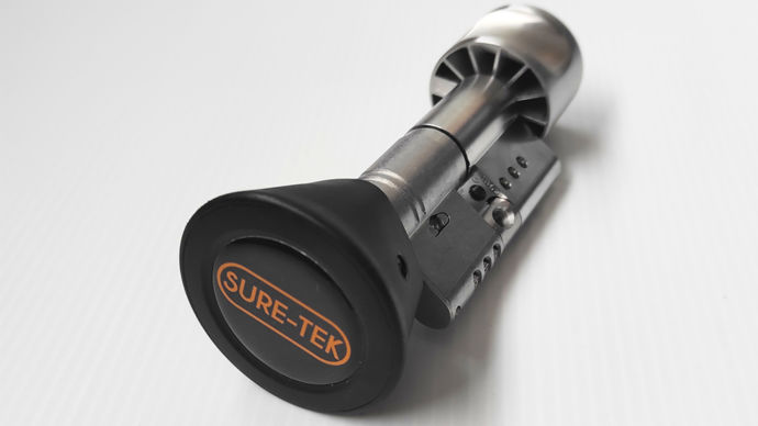Le système Sure-Tek présenté par I-Tek Solutions est composé d'un cylindre électronique à bouton et d'une serrure en Inox. Il permet d'ouvrir une porte avec un smartphone grâce à la technologie NFC. Il s'est vu attribuer une étoile.