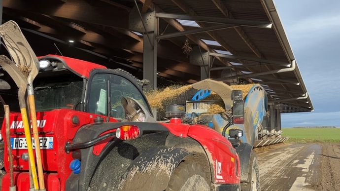 La goulotte permet d'orienter le flux de paille, mais la visibilité reste restreinte pour le conducteur du fait de l'encombrement de la machine.