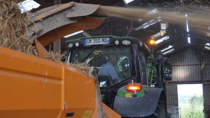 La rampe de chargement permet à l'éleveur de pailler les bovins installés sur son deuxième site avec un seul tracteur.