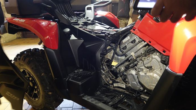 Le moteur est orienté vers l’arrière du quad, sans encombrement.