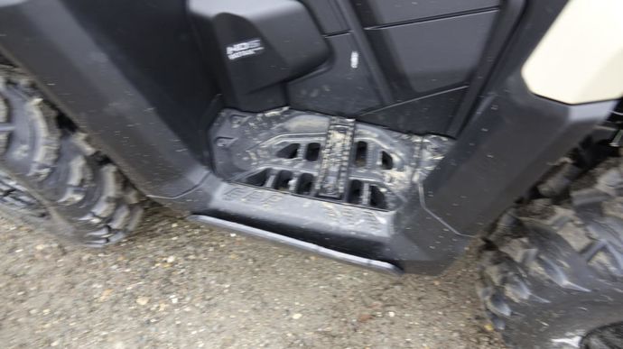 Le marchepied spacieux du quad procure un sentiment de sécurité à bord.