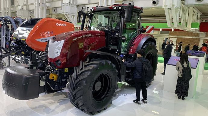 Finis les angles morts. 4 caméras reliées à un terminal pour une vue à 360° autour du tracteur : l’Hyper SafetyView de McCormick doit permettre d’éviter les collisions et faciliter l’attelage des outils.