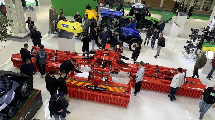 Il fallait prendre un peu de hauteur pour prendre en photo la herse rotative de 10 m, dévoilée par Maschio Gaspardo, au nom particulièrement adapté : Jumbo. Prévoir un tracteur puissant.