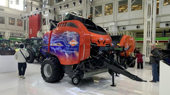 La presse à balles rondes VB 7100 de Kuhn géolocalise les balles et leurs caractéristiques (humidité, poids, taille…). Des séquences, comme le levage du pick-up en bout de champ, s’automatisent.