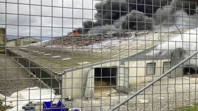  - Sur les 2000 m² de bâtiment agricole, un cinquième reste encore exploitable.