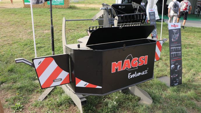 L’Evolumass de Magsi arbore un nouveau design plus compact, avec la possibilité d’intégrer un coffre de rangement. Une caméra peut aussi être installée pour gagner en visibilité sur les croisements.