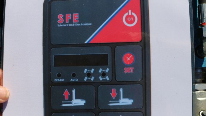 L’essieu suiveur forcé électrique proposé en option sur les bennes Maupu permet de se passer des deux vérins hydrauliques connectés au tracteur. Les manœuvres sont également plus aisées grâce à un pilotage depuis un boîtier.