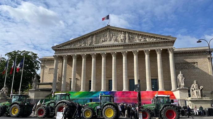 Plusieurs tracteurs de l'Île-de-France ont fait le déplacement pour la manifestation organisée par la FNSEA et JA devant l'Assemblée nationale.