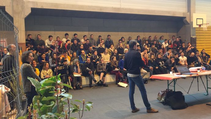 Le gymnase a accueilli de nombreuses mini-conférences, suivies tout au long de l’après-midi. ©Odile Maillard