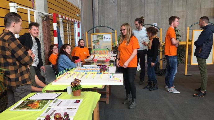 Des élèves de BTS horti du lycée de Romans, en équipes mixant des 1ère et des seconde années, ont illustré leur apprentissage par projets. Ils ont dû affirmer leur capacité à faire des propositions et confronter leurs idées avec les professionnels. ©Odile Maillard