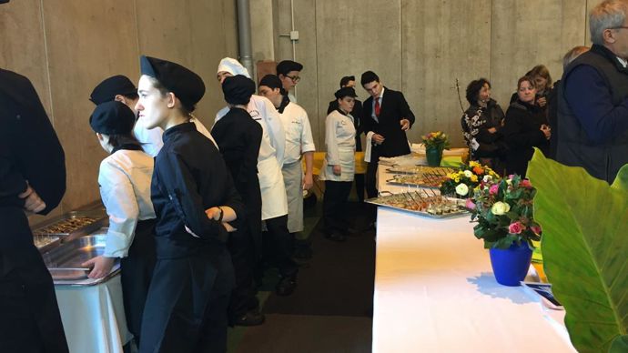 Le buffet était préparé et servi par des élèves du lycée hôtelier de Tain  l’Hermitage, partenaires de la journée. ©Odile Maillard