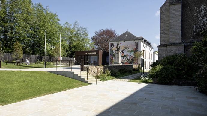 Prix spécial « Petites villes de demain », remis en partenariat avec l’ANCT, Agence nationale de la cohésion des territoires, pour Saint-Gildas-des-Bois (44) pour son ensemble « Place centrale, mairie, abbatiale, fruitier ».