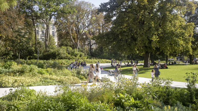 En plein cœur de ville, le réaménagement des Promenades a permis de transformer une zone arborée peu mise en valeur car servant de stationnement en parc d’une grande qualité, qui a également reçu le prix du public. 