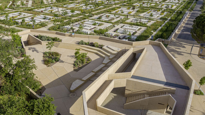  Le cimetière métropolitain de Montpellier Méditerranée Métropole est imaginé comme un parc public. Le concepteur devait faire face à des contraintes importantes de gestion de l’eau ou de la topographie, sans compter les aspects culturels toujours compliqués dans les sites où reposent les défunts ! 