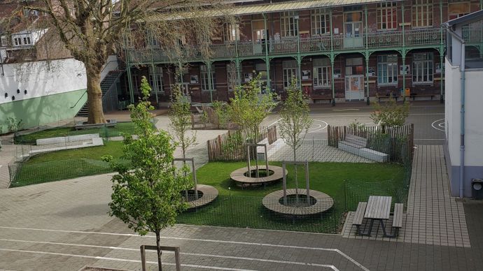 La catégorie « Espaces publics urbains, jardins » a en fait été celle des réaménagements de cours d’école, une grande tendance du moment. Victoire d’or pour la ville de Lille (59) et des cours-jardins, des réalisations multisites. Il s’agit en fait de trois cours d’école devenues lieux de nature ouverts à tous. 