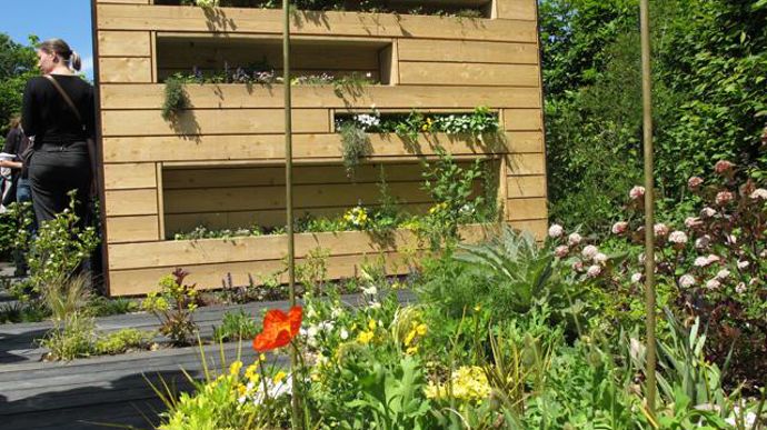02. Graines d'espoir, réalisé par 2 écoles parisienne, l'Ecole du Breuil et l'Ecole Boulle. La découverte du monde végétal côté clair sur cette photo, ou côté sombre, si l'on se retourne.