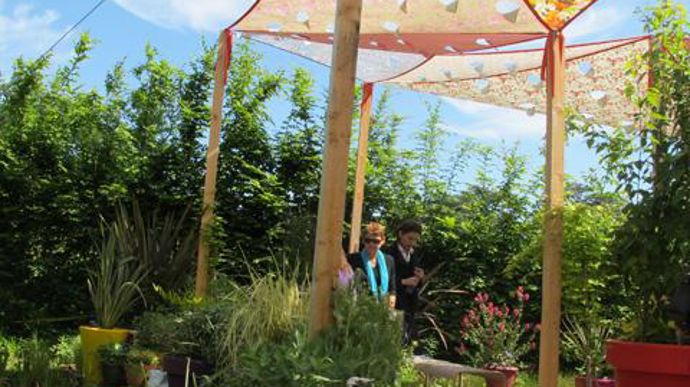 06. Célébrons et tissons la biodiversité, par Sandra Dufour, Simon Visconti et Manon Bordet-Chavanes. Quand les fleurs ornent les tissus…