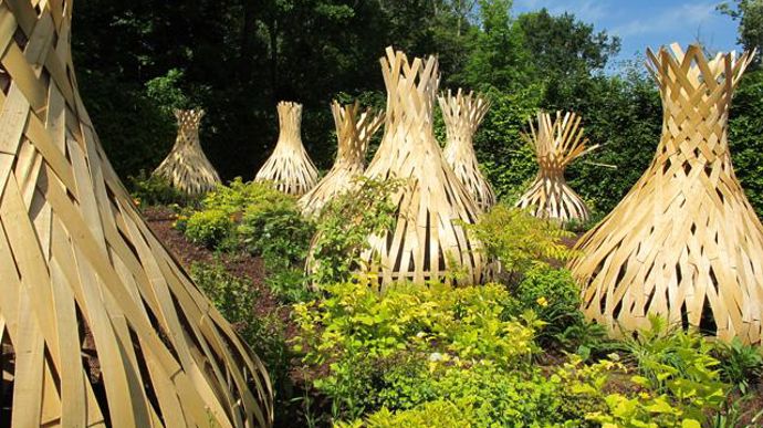 07. Bulbes fertiles, par Xavier Bonnaux, Stéphane Berthier, Clément Boucher, Fabien Gantois, architectes Etienne Panien, paysagiste, Olivier Duraysseix et Guillaume Pezet, jardiniers. La biodiversité prend toujours racines dans la fertilité d'un sol, comme le symbolisent ces bulbes fertiles réalisés avec des lames de bois pour cageots.