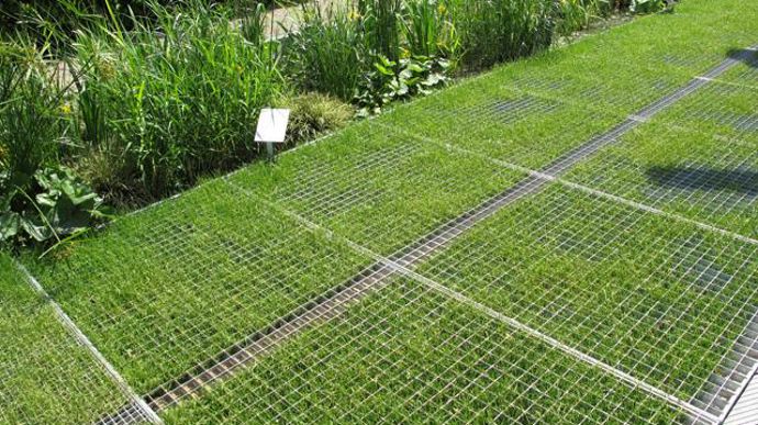 08. Le Jardin à la rue, par Julien Maieli, architecte paysagiste, Germain Bourré, designer. De nouveaux matériaux plus respectueux de l'environnement pour la ville. Un caillebotis pour une voie circulatoire engazonnée, une noue paysagère pour les eaux de ruissellement et au fond, une rue en bitume végétal.