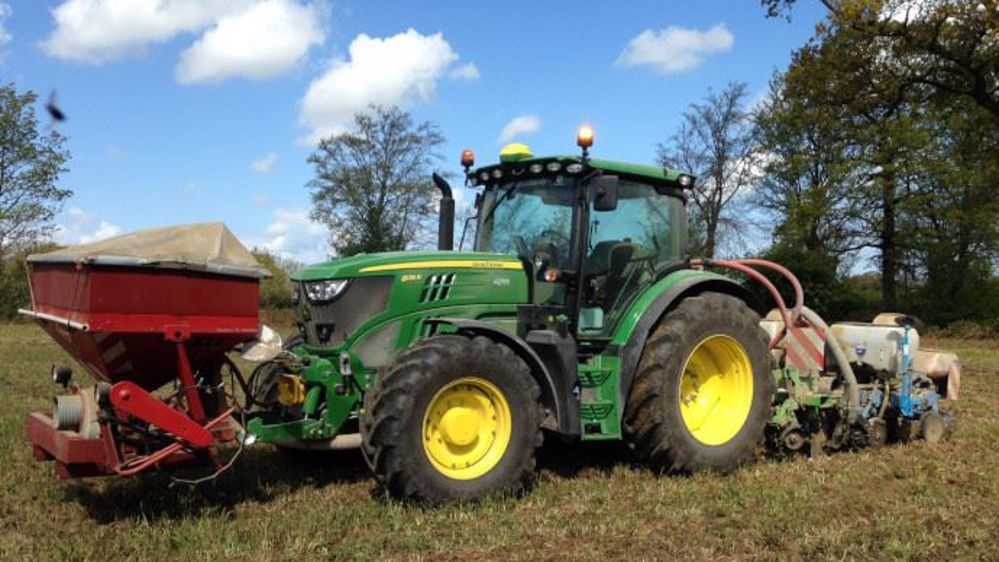Le strip-tiller Duro combiné avec le semoir permet aux agriculteurs de semer leur maïs directement sur une prairie.