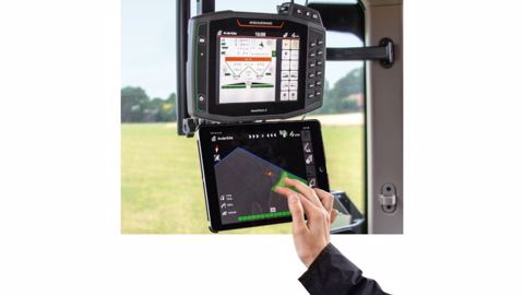 Une tablette iOS ou Android se connecte à l'AmaTron4 via la connexion Wi-Fi et affiche des informations de l'AmaTron4 d'origine.