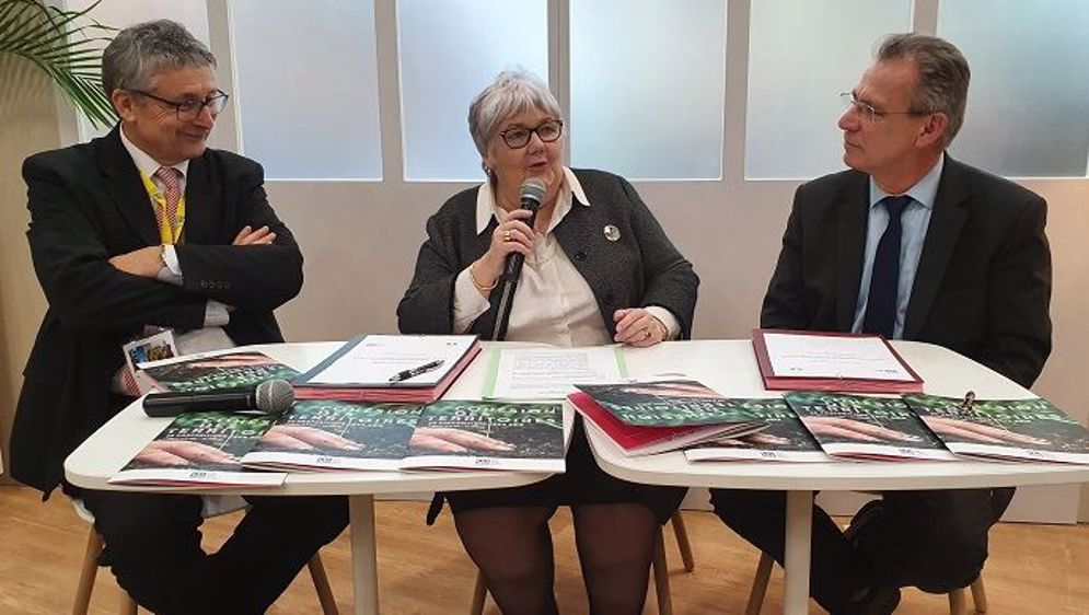 Jacqueline Gourault, ministre de la cohésion des territoires, entourée des représentants de la caisse centrale de la MSA, lundi 24 février 2020 au Salon de l'agriculture.
