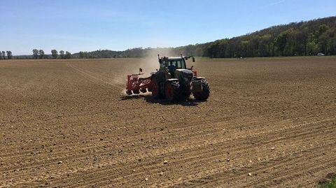 Contrairement aux années passées, environ 54 % des agriculteurs n'avaient pas débuté leurs semis de printemps la semaine dernière. Contrairement aux années passées, environ 54 % des agriculteurs n'avaient pas débuté leurs semis de printemps la semaine dernière.
